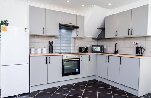 Ipswich House | Large 4BR Family Home in Ipswich with Parking