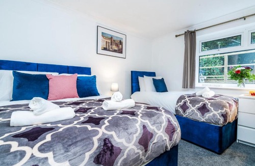 Hemel Hempstead Apartment | Mayflower 5-Bed Home, Contractors, Family, Harry Porter