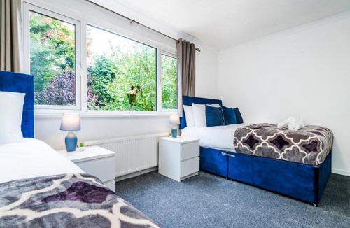 Hemel Hempstead Apartment | Mayflower 5-Bed Home, Contractors, Family, Harry Porter