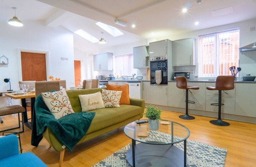 Stonnall House | Modern 7 Bedrooms & 4 Baths - Smart TV, WIFI, Washer/Dryer & Parking NEC, JLR