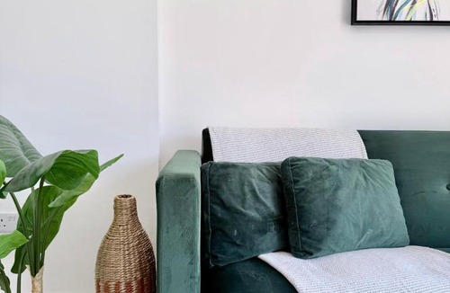 Ealing Apartment | Modern Ealing Broadway Apt -2 mins To Tube & Well-Equipped