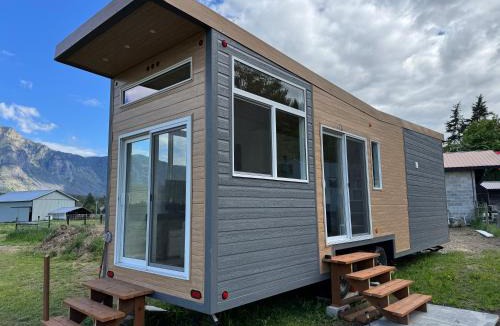 Central Kootenay House | Mountain View Retreat