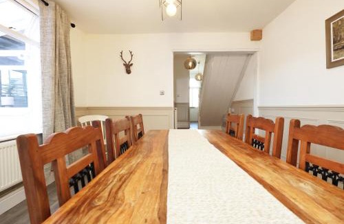 Whitchurch House | NEW Spacious, Bright & Chic-4BR, 2Bath House-Parking-By FabAccommodation