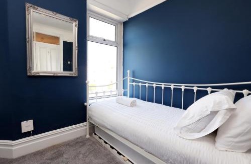 Whitchurch House | NEW Spacious, Bright & Chic-4BR, 2Bath House-Parking-By FabAccommodation