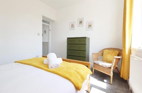 Whitchurch House | NEW Spacious, Bright & Chic-4BR, 2Bath House-Parking-By FabAccommodation