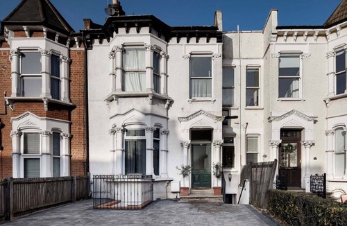 East Finchley House | North London Fabulous Loft Apartment + Roof Terrace 5 mins Underground station