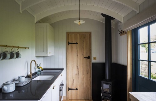 Baslow Cottage | Oak Tree Shepherd's Hut Chatsworth Estate