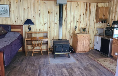 Mount Lorne Cabin | Private lakefront cabin with mountain views