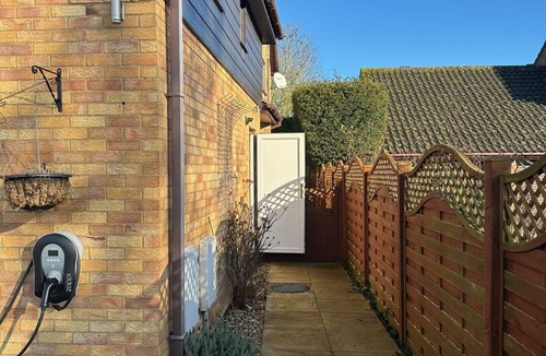 Burton Latimer Apartment | Private Studio w Parking | Near Kettering & A14