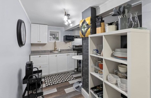 Windsor Apartment | Quaint Clean 2BR DT Windsor Laundry and parking Inc