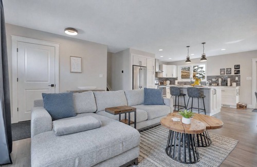 Southeast Edmonton House | Retro Arcade & Entertainment Garage/Private Hot Tub/Comfy Beds/Pet-Friendly!
