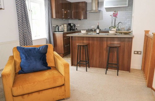 Hendrerwydd Cottage | RISING SUN COTTAGE, with hot tub in Lixwm