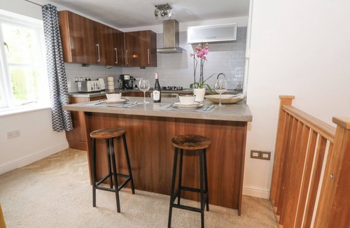 Hendrerwydd Cottage | RISING SUN COTTAGE, with hot tub in Lixwm
