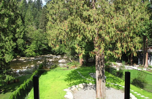 District of North Vancouver House | Riverfront Bed And Breakfast - Seymour Room