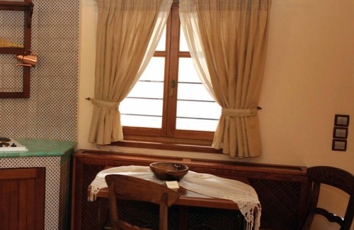 Almopia House | Roes Suites