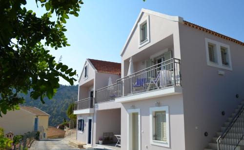 Frourion House | Romanza Studios