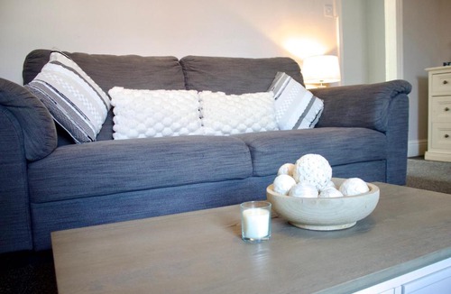 St Helens Apartment | Spacious 2 Bed Flat - 5 mins to St Helens Centre - Free Parking