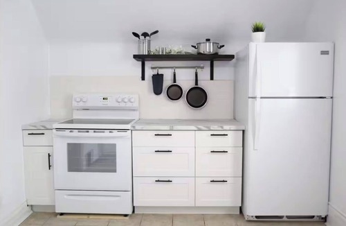 Winnipeg Apartment | Spacious Century Gem in Downtown Winnipeg with parking