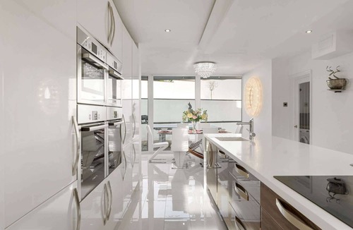 Dawlish House | Spacious House - Pool, Games Room, Private Parking
