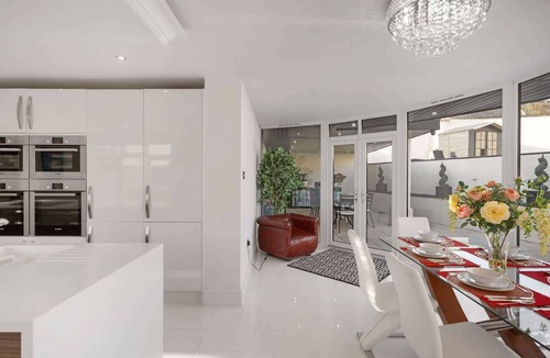 Dawlish House | Spacious House - Pool, Games Room, Private Parking