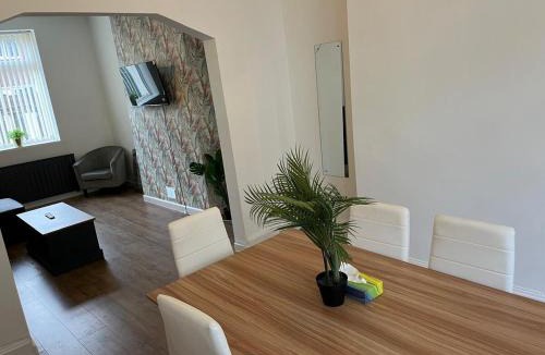 Anfield House | Spacious, Modern 4BR House, LFC, Free Parking