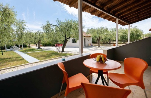 Potos Apartment | Studios River - Potos Poolside Nest w/Garden View