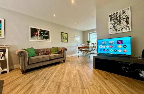 Olton House | Stylish Solihull Home Near NEC JLR & Airport Free Parking & Garden