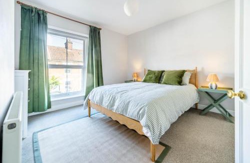 Eaton House | Swift Host - Golden Triangle 2 bed - Garden - Parking