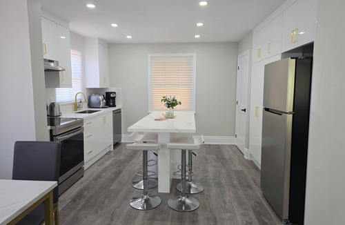 Aldershot House | Tranquil Haven Retreat Full home with 7 Bedroom & 3 Bathrooms- 5 Min. from Lake!