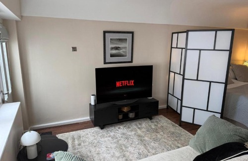 Liverpool Apartment | Tranquil Studio - Sleeps 2 & Private Parking