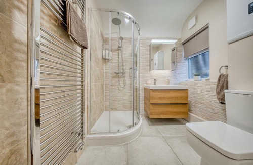 Liverpool Apartment | Tranquil Studio - Sleeps 2 & Private Parking