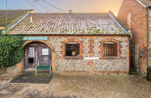 Walsingham Cottage | Wonderful converted Smithy, packed with original features. Sleeping 3 with Parking & Woodburner
