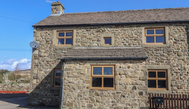 1 UPPER AUSTBY FARM COTTAGE, pet friendly, with a garden in Ilkley