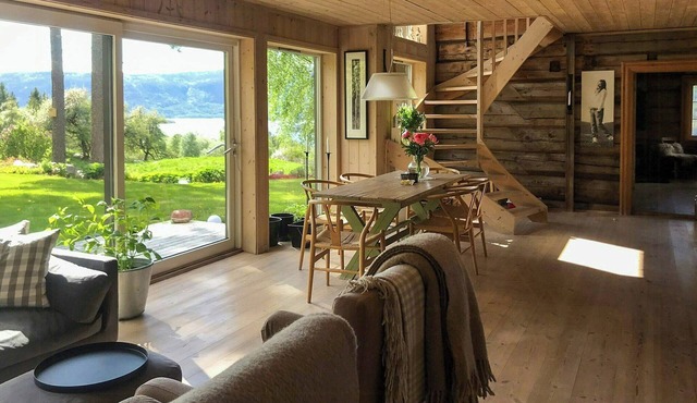 17th-century cabin with garden by Byglandsfjord