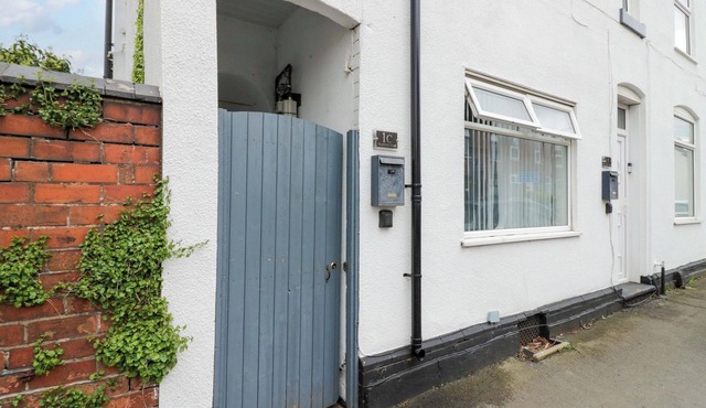 1C HIGHFIELD ROAD, family friendly, with a garden in Rowley Regis