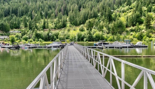 2 Bed 2 Bath Condo with boat slip & seasonal pool + hot tub