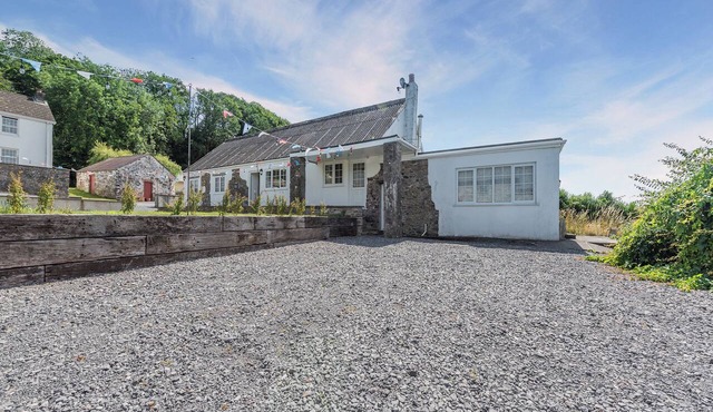 2 bedroom accommodation in Ferryside, near Carmarthen