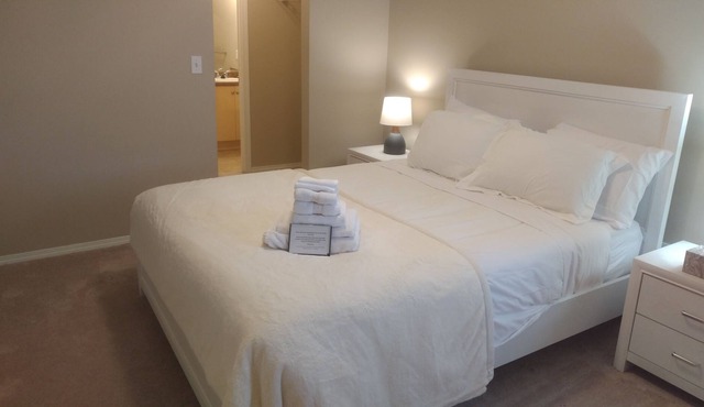 2BR2Bath + Den Condo Near Westview w/ UG parking