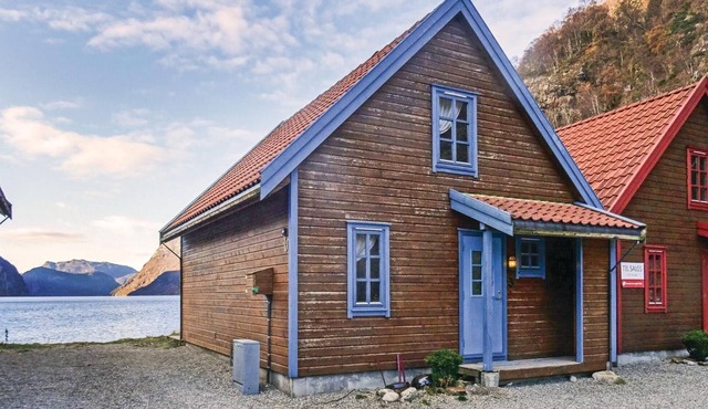 3 bedroom beach front home in Dirdal