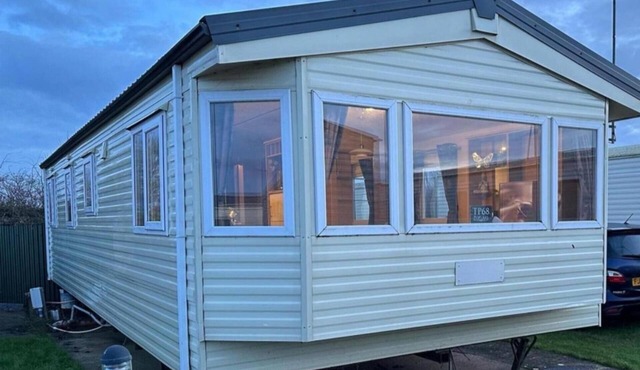 3 Bedroom Caravan - Sleeps 6, Pool & Garden