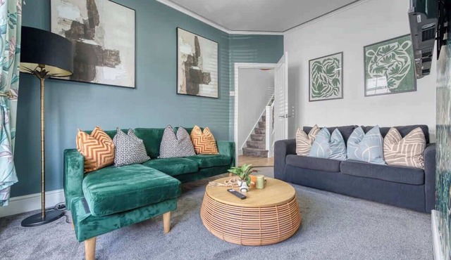 3BR Chic House withParking Sleeps 8, Big Groups!