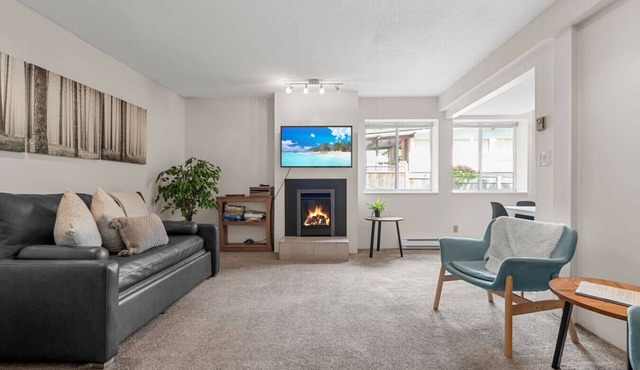 4 Bed Charming & Cozy Lynn Valley Suite