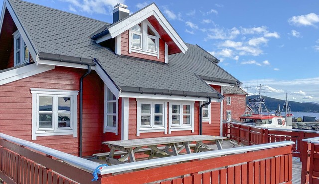 4 bedroom lovely home in Leinøya