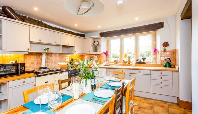 Abbeville Barn - Four Bedroom Villa, Sleeps 11