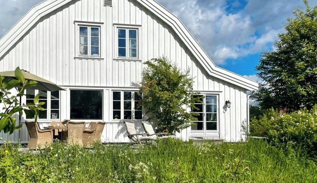 Antique house with lake view near Lillehammer