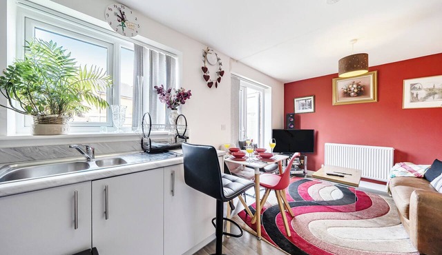 Apartment Sleeps 10 - Pets, Parking, Ev Charging