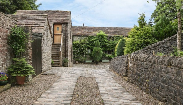 BARN COTTAGE, countryside, in Peak Forest, 985633
