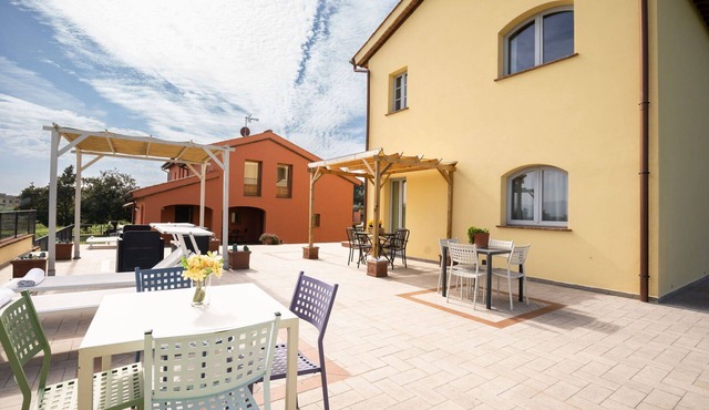 Beautiful apartment in villa for 5 guests with WIFI, pool, A/C, TV and patio