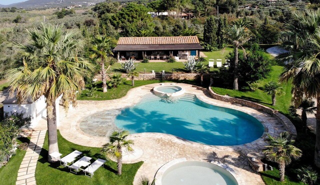 Beautiful private villa with WIFI, A/C, hot tub, private pool, TV, patio and pets allowed