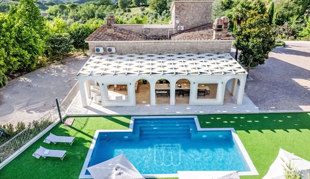 Beautiful private villa for 24 people with WIFI, private pool, A/C, TV and patio